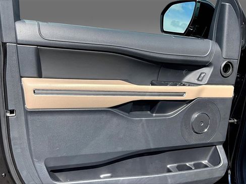 Used 2024 Ford Expedition XLT image 12