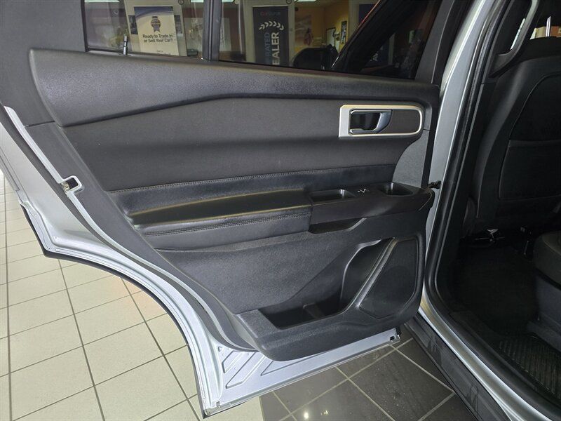 Used 2020 Ford Explorer XLT AWD/4WD image 10