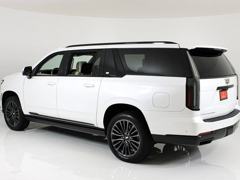 Used 2025 Cadillac Escalade ESV Sport Platinum RWD image 4