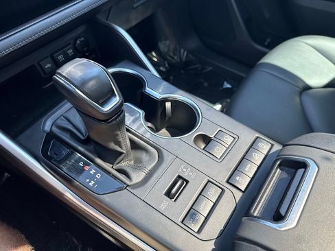 Used 2021 Toyota Highlander XLE AWD/4WD image 25