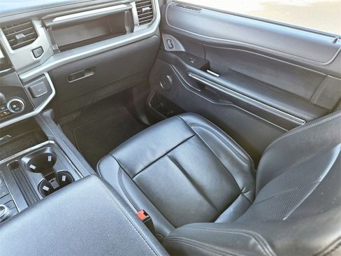 Used 2024 Ford Expedition XLT image 11