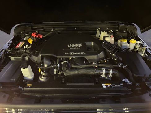 Used 2022 Jeep Wrangler Unlimited Sahara w/ Cold Weather Group image 31