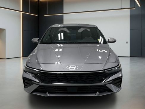 Certified 2025 Hyundai Elantra Limited FWD image 4