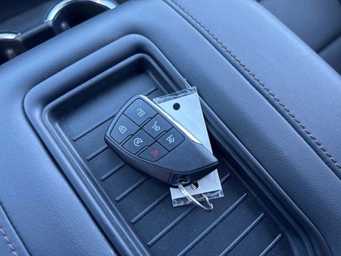 Used 2023 Chevrolet Suburban High Country image 10