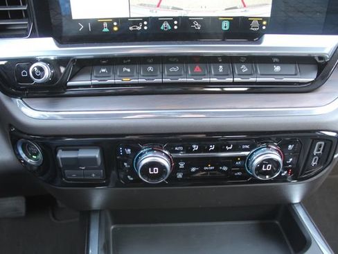 Used 2023 GMC Sierra 1500 SLT AWD/4WD image 32