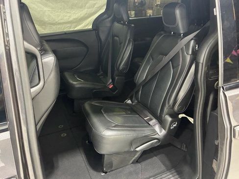 Used 2020 Chrysler Pacifica Touring-L AWD/4WD image 17