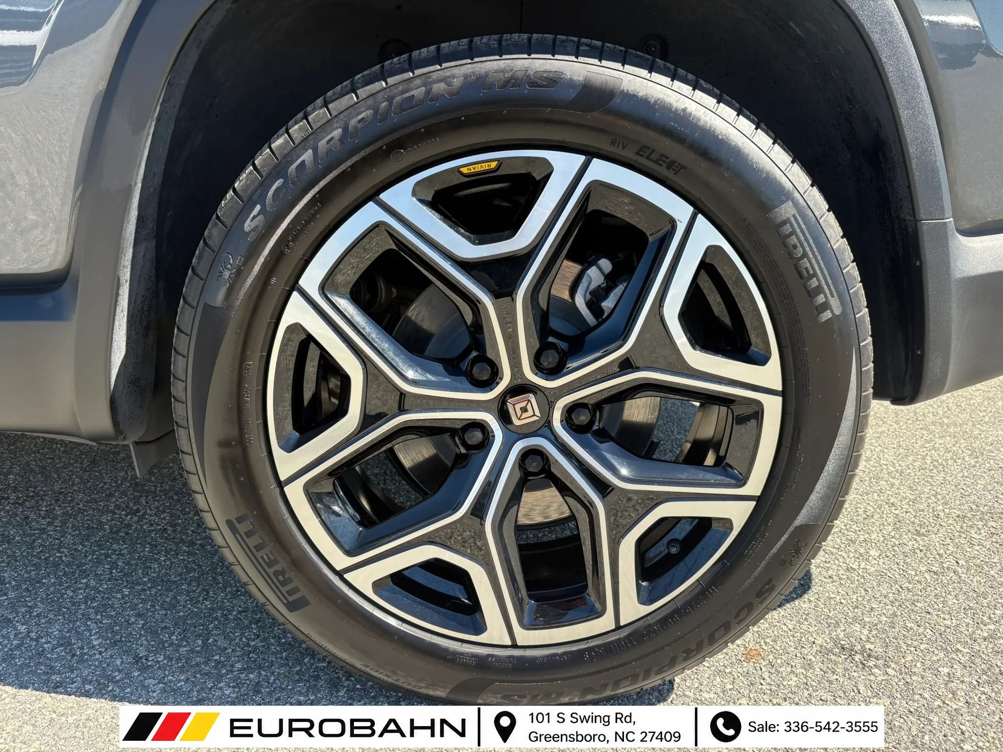 Used 2025 Rivian R1S Adventure Dual AWD/4WD image 31
