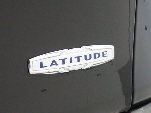 Used 2017 Jeep Cherokee Latitude w/ Cold Weather Group image 18