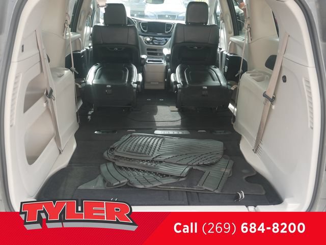 Used 2022 Chrysler Pacifica Touring-L FWD image 17