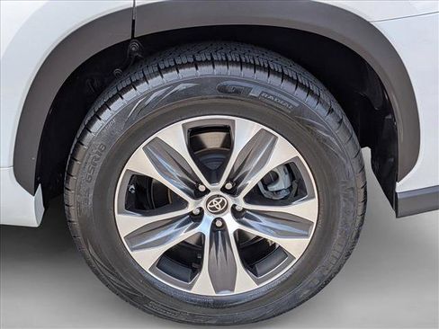 Used 2022 Toyota Highlander XLE FWD image 23