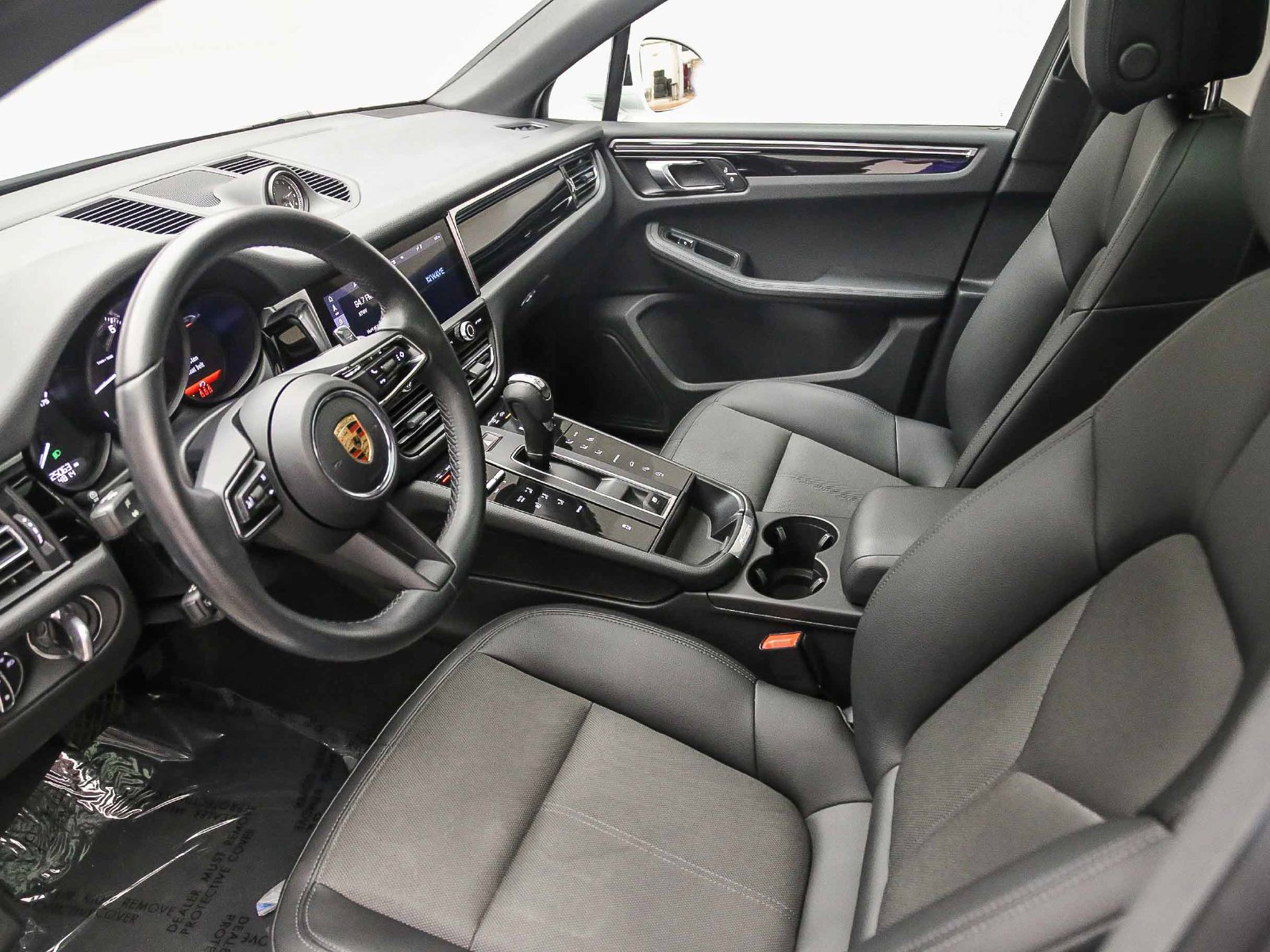 Certified 2023 Porsche Macan AWD/4WD image 9