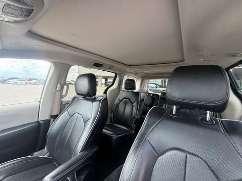 Used 2023 Chrysler Pacifica Limited FWD image 14