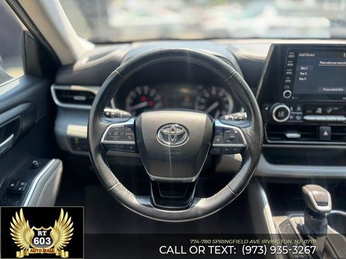 Used 2021 Toyota Highlander XLE AWD/4WD image 12