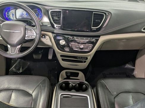 Used 2022 Chrysler Pacifica Touring-L w/ Uconnect Theater Family Group FWD image 26