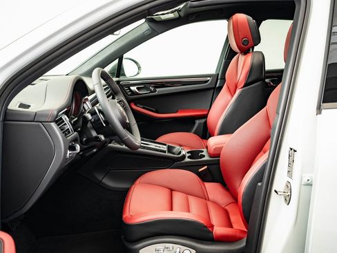 Certified 2025 Porsche Macan Turbo image 5