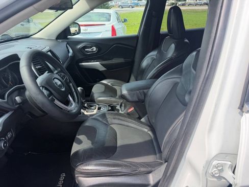 Used 2018 Jeep Cherokee Latitude Plus FWD image 12