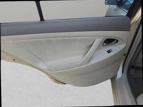 Used 2010 Toyota Camry LE image 10