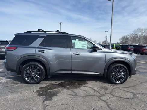 New 2026 Nissan Pathfinder SL image 4