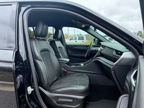 Used 2025 Jeep Grand Cherokee Altitude RWD image 42