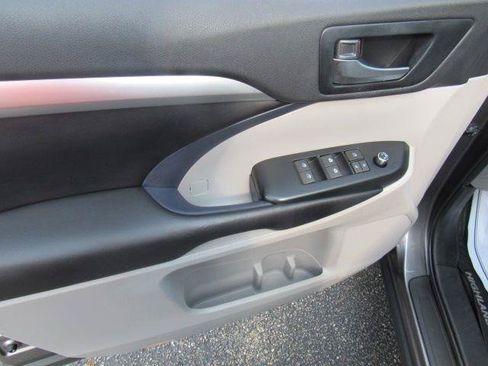 Used 2019 Toyota Highlander XLE AWD/4WD image 28