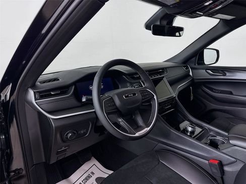 New 2025 Jeep Grand Cherokee Altitude image 9