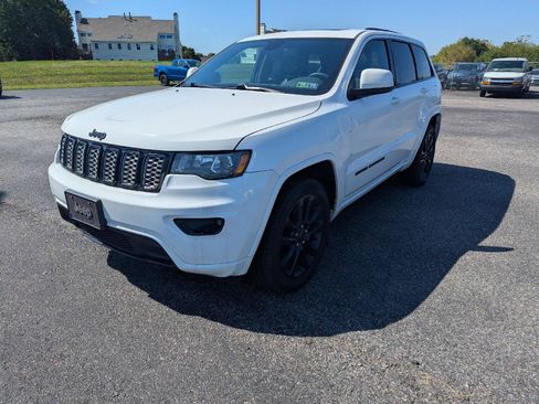 Used 2019 Jeep Grand Cherokee Altitude AWD/4WD image 3