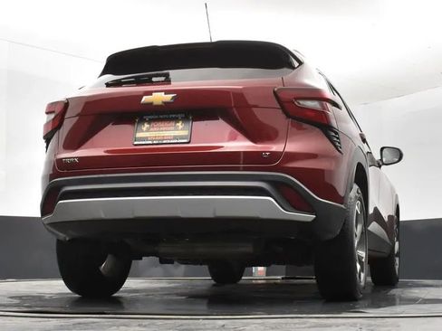 Used 2025 Chevrolet Trax LT w/ LT Convenience Package image 13