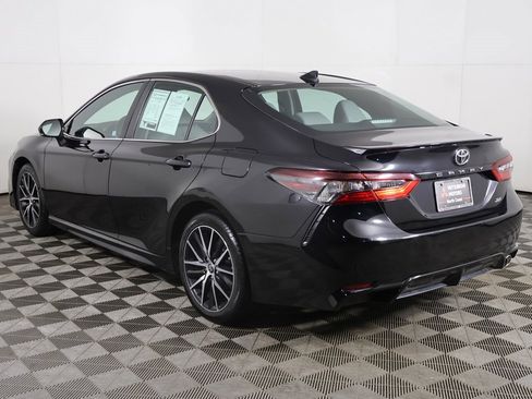 Used 2022 Toyota Camry SE image 6
