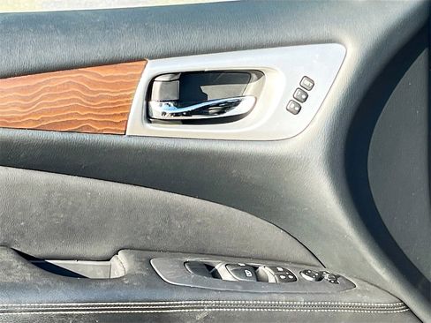 Used 2020 Nissan Pathfinder Platinum image 18