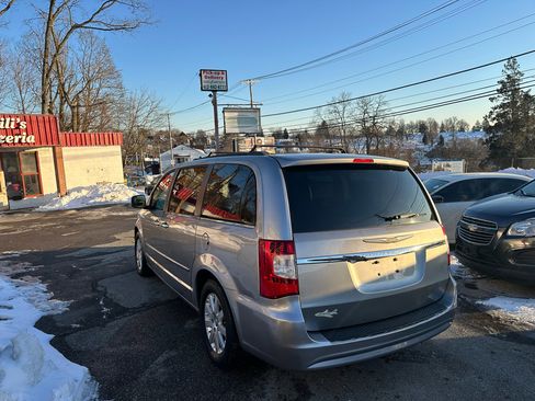 Used 2016 Chrysler Town & Country Touring w/ Driver Convenience Group image 6