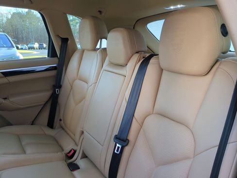 Used 2017 Porsche Cayenne Platinum Edition image 30