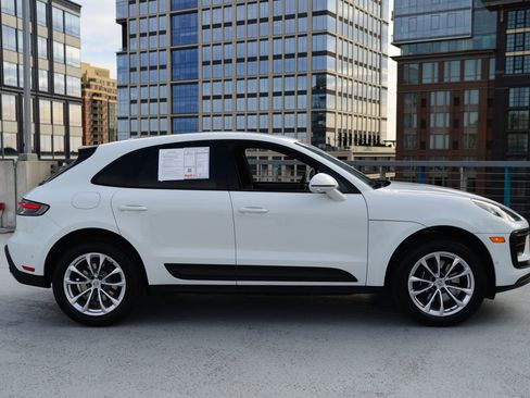 Certified 2025 Porsche Macan image 8