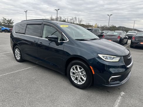 Used 2022 Chrysler Pacifica Touring-L image 5