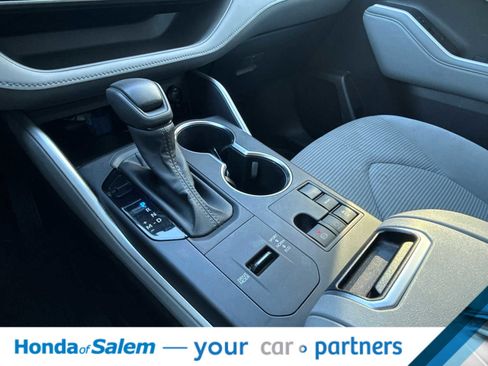 Used 2023 Toyota Highlander L image 16