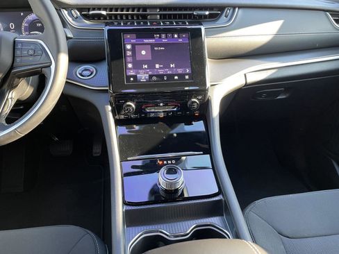 Certified 2025 Jeep Grand Cherokee Laredo X image 19