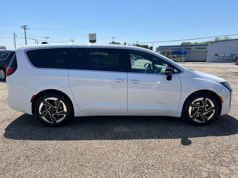 New 2027 Chrysler Pacifica Limited FWD image 4