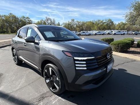 Used 2025 Nissan Kicks SR image 2