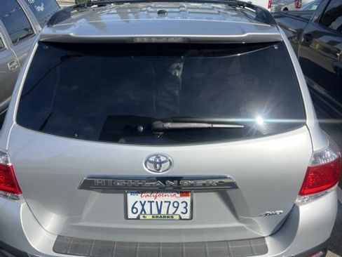 Used 2012 Toyota Highlander SE w/ Tow Pkg image 6