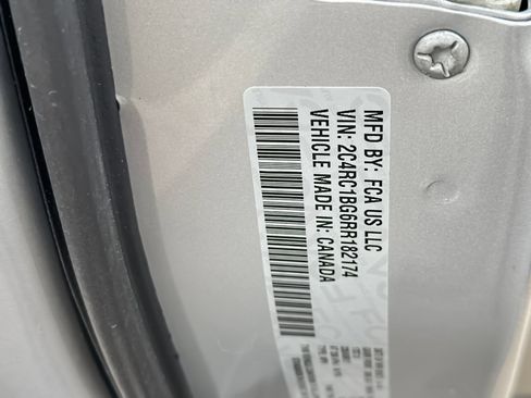 Used 2024 Chrysler Pacifica Touring-L FWD image 28