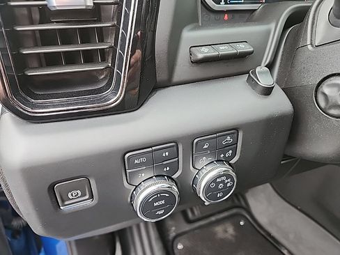 Used 2023 GMC Sierra 1500 AT4 w/ Technology Package AWD/4WD image 24