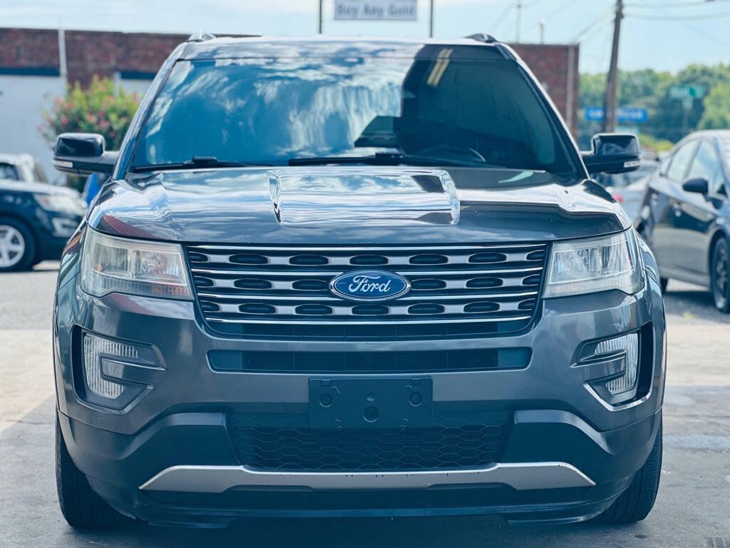 Used 2017 Ford Explorer XLT FWD image 2