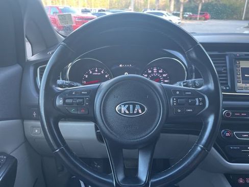 Used 2017 Kia Sedona SX image 15