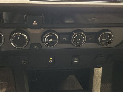 Used 2016 Toyota Tacoma TRD Sport w/ Towing Package image 23