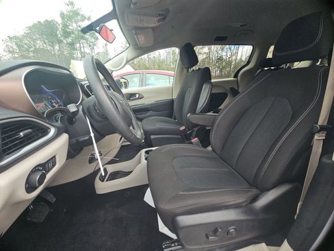 Used 2022 Chrysler Voyager LX image 4