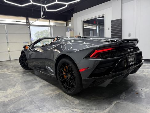 Used 2023 Lamborghini Huracan EVO RWD image 3