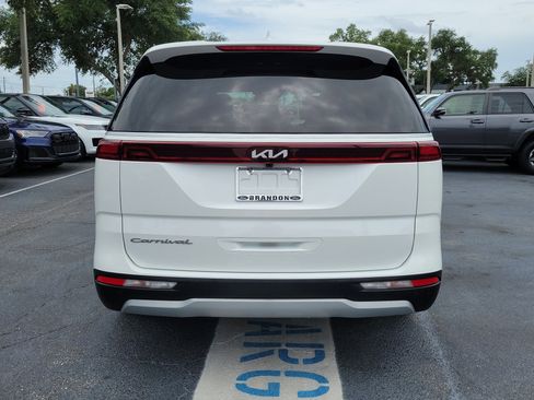 Used 2022 Kia Carnival LX FWD image 8