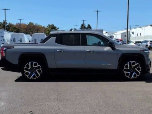 New 2025 Chevrolet Silverado EV RST AWD/4WD image 9