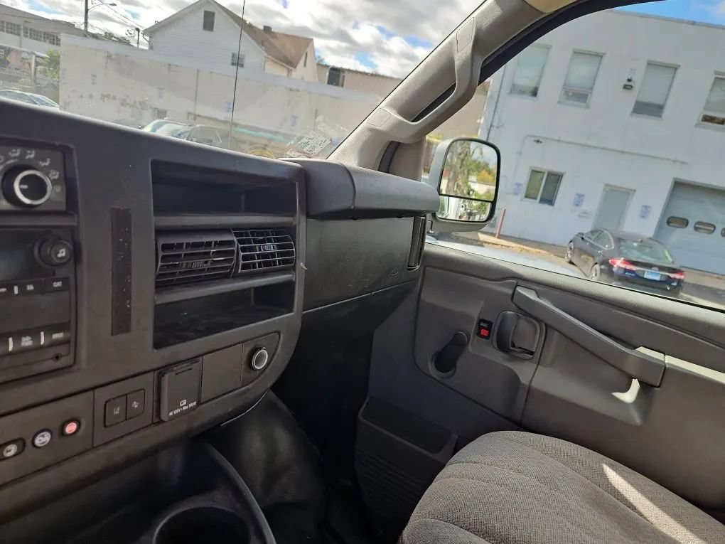 Used 2020 Chevrolet Express 3500 RWD image 15
