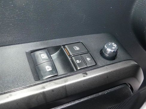 Used 2018 Toyota Tacoma TRD Sport AWD/4WD image 18