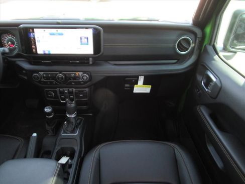 Used 2025 Jeep Gladiator Sport image 17